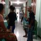 Sejumlah pasien menempati tempat tidur di lorong Ruang Mawar RSUD TC Hillers Maumere, Rabu (29/1)