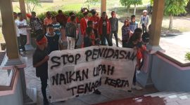 Aksi damai GMNI Sikka di Gedung DPRD Sikka, Rabu (29/1)