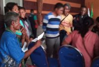 Urbanus Uher sedang antri