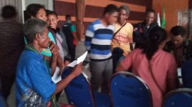 Urbanus Uher sedang antri