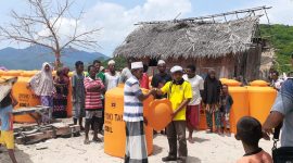 Kepala Desa Parumaan Muhdir menyerahkan bantuan profil tank kepada warga Pangabatang, Sabtu (11/1)