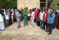 Aliansi mahasiswa menyerahkan bantuan kepada pengelola MIS Darat Pantai, Senin (13/1)