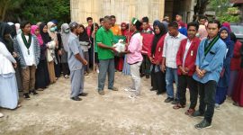 Aliansi mahasiswa menyerahkan bantuan kepada pengelola MIS Darat Pantai, Senin (13/1)