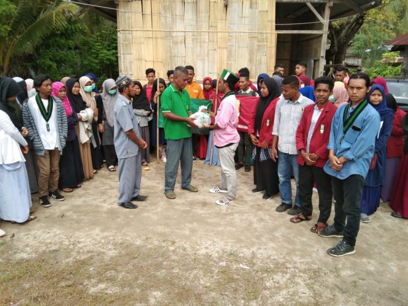 Aliansi mahasiswa menyerahkan bantuan kepada pengelola MIS Darat Pantai, Senin (13/1)