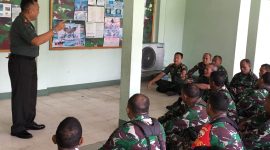 Dandim Sikka Zulnalendra Utama sedang memberikan arahan, Senin (13/1)