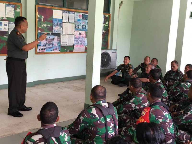 Dandim Sikka Zulnalendra Utama sedang memberikan arahan, Senin (13/1)