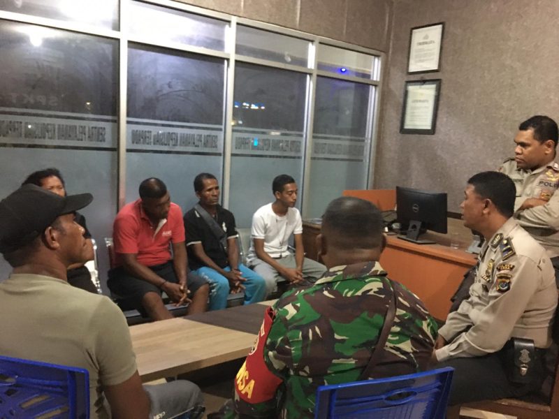 Suasana penyelesaian dugaan selingkuh di SPKT Polres Sikka, Selasa (14/1)