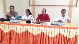 Camat Waigete (baju merah) memimpin Rembug DBD, Kamis (30/1)