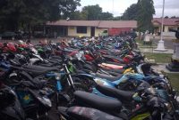 Ratusan motor berknalpot racing dipajang di halaman Mapolres Sikka, Jumat (31/1)