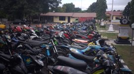 Ratusan motor berknalpot racing dipajang di halaman Mapolres Sikka, Jumat (31/1)