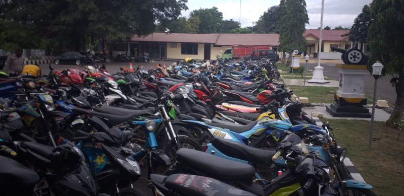 Ratusan motor berknalpot racing dipajang di halaman Mapolres Sikka, Jumat (31/1)