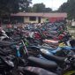 Ratusan motor berknalpot racing dipajang di halaman Mapolres Sikka, Jumat (31/1)