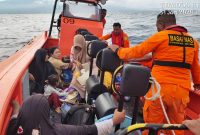 Tim SAR Maumere mengevakuasi penumpang KMP Citrawati, Jumat (31/1)