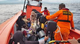 Tim SAR Maumere mengevakuasi penumpang KMP Citrawati, Jumat (31/1)