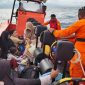 Tim SAR Maumere mengevakuasi penumpang KMP Citrawati, Jumat (31/1)