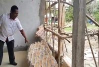 Anggota DPRD Sikka Wenseslaus Wege merobohkan bangunan Puskesmas Waigete, Jumat (3/1)