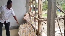 Anggota DPRD Sikka Wenseslaus Wege merobohkan bangunan Puskesmas Waigete, Jumat (3/1)