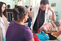 Spesialis Anak Dokter Mario Nara sedang memeriksa kesehatan pasien DBD di RSUD TC Hillers Maumere beberapa waktu lalu