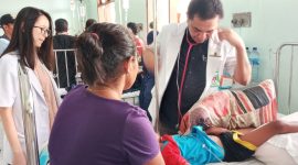 Spesialis Anak Dokter Mario Nara sedang memeriksa kesehatan pasien DBD di RSUD TC Hillers Maumere beberapa waktu lalu