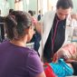 Spesialis Anak Dokter Mario Nara sedang memeriksa kesehatan pasien DBD di RSUD TC Hillers Maumere beberapa waktu lalu