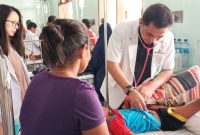 Dokter Spesialis Anak Mario Nara sedang periksa kesehatan pasien DBD di Ruang Melati RSUD TC Hillers Maumere beberapa waktu lalu