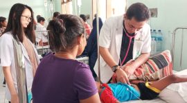 Dokter Spesialis Anak Mario Nara sedang periksa kesehatan pasien DBD di Ruang Melati RSUD TC Hillers Maumere beberapa waktu lalu
