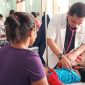 Dokter Spesialis Anak Mario Nara sedang periksa kesehatan pasien DBD di Ruang Melati RSUD TC Hillers Maumere beberapa waktu lalu