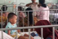 Suasana pemeriksaan kesehatan pasien DBD di RSUD TC Hillers Maumere beberapa waktu lalu