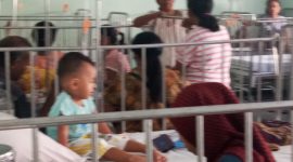 Suasana pemeriksaan kesehatan pasien DBD di RSUD TC Hillers Maumere beberapa waktu lalu