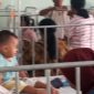 Suasana pemeriksaan kesehatan pasien DBD di RSUD TC Hillers Maumere beberapa waktu lalu