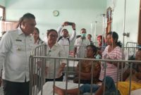 Bupati Sikka mengunjungi pasien DBD di RSUD TC Hillers Maumere beberapa waktu lalu