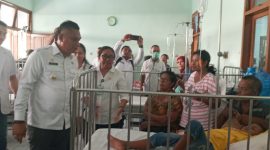 Bupati Sikka mengunjungi pasien DBD di RSUD TC Hillers Maumere beberapa waktu lalu