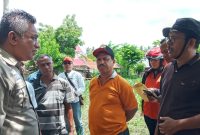 Kepala Dinas Pertanian Maurits da Cunha (kanan) sedang menyampaikan informasi kepada Bupati Sikka, Sabtu (1/2)