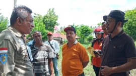 Kepala Dinas Pertanian Maurits da Cunha (kanan) sedang menyampaikan informasi kepada Bupati Sikka, Sabtu (1/2)