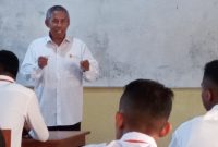 Ketua Tim Penguji Asesor Madya Sudibiyo sedang memaparkan materi terkait uji kompetensi bagi pelajar SMKN 1 Maumere, Selasa (4/2)