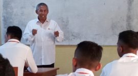 Ketua Tim Penguji Asesor Madya Sudibiyo sedang memaparkan materi terkait uji kompetensi bagi pelajar SMKN 1 Maumere, Selasa (4/2)