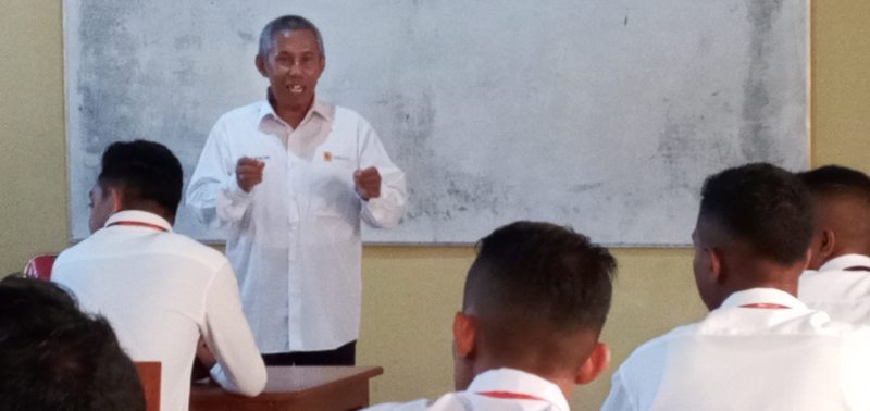 Ketua Tim Penguji Asesor Madya Sudibiyo sedang memaparkan materi terkait uji kompetensi bagi pelajar SMKN 1 Maumere, Selasa (4/2)