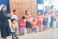 Anak-anak Panti Asuhan Alma menyanyikan lagu selamat ulang tahun untuk wartawan di Maumere, Minggi (9/2)