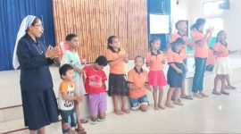 Anak-anak Panti Asuhan Alma menyanyikan lagu selamat ulang tahun untuk wartawan di Maumere, Minggi (9/2)