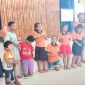Anak-anak Panti Asuhan Alma menyanyikan lagu selamat ulang tahun untuk wartawan di Maumere, Minggi (9/2)