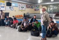 Puluhan TKI ilegal diamankan di ruang kedatangan Bandara Frans Seda Maumere, Selasa (11/2) pagi