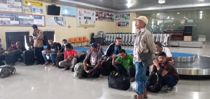 Puluhan TKI ilegal diamankan di ruang kedatangan Bandara Frans Seda Maumere, Selasa (11/2) pagi