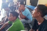 Yanto (paling kanan) dan sejumlah TKI ilegal berada di ruang kedatangan Bandara Frans Seda, setelah diamankan aparat Polres Sikka, Selasa (11/2)