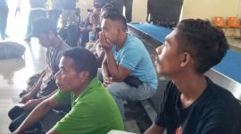 Yanto (paling kanan) dan sejumlah TKI ilegal berada di ruang kedatangan Bandara Frans Seda, setelah diamankan aparat Polres Sikka, Selasa (11/2)