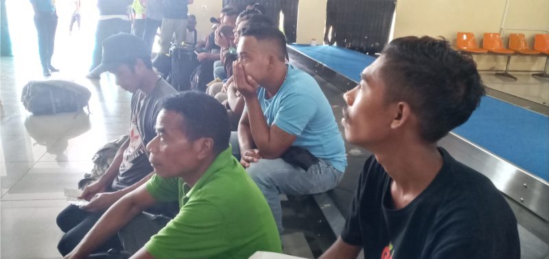 Yanto (paling kanan) dan sejumlah TKI ilegal berada di ruang kedatangan Bandara Frans Seda, setelah diamankan aparat Polres Sikka, Selasa (11/2)