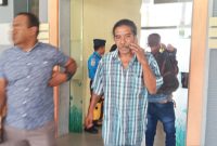 Yosef Efendi (sedang telpon), perekrut tenaga kerja ilegal yang diamankan aparat kepolisian di Bandara Frans Seda Maumere, Selasa (11/2)