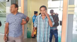 Yosef Efendi (sedang telpon), perekrut tenaga kerja ilegal yang diamankan aparat kepolisian di Bandara Frans Seda Maumere, Selasa (11/2)