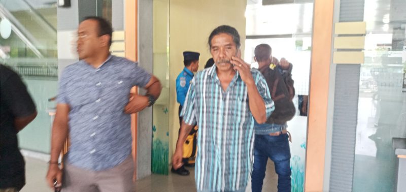 Yosef Efendi (sedang telpon), perekrut tenaga kerja ilegal yang diamankan aparat kepolisian di Bandara Frans Seda Maumere, Selasa (11/2)