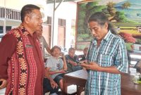 Kepala Dinas Nakertrans Sikka Germanus Goleng sedang memberi arahan kepada Yosef Efendi, perekrut tenaga kerja