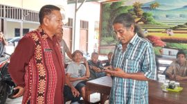 Kepala Dinas Nakertrans Sikka Germanus Goleng sedang memberi arahan kepada Yosef Efendi, perekrut tenaga kerja